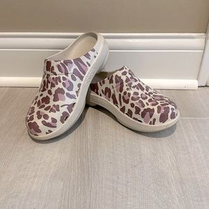 OOFOS OOcloog lavender leopard print Recovery Slip On Loafer Clog Mules